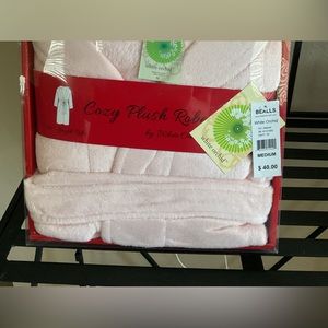 NWT woman's bathrobe